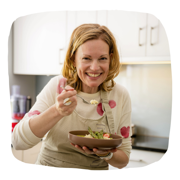 Hilde RIchez dans sa cuisine en train de choisir des aliments sains