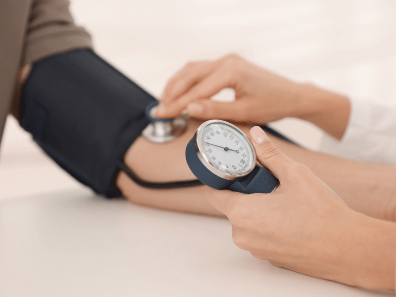 docteur qui prend la tension